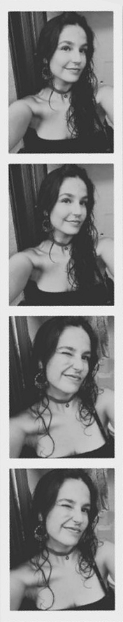 Teresa Suñer, tira de fotomatón en blanco y negro